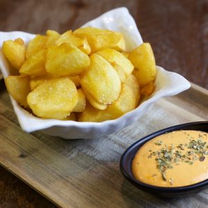 Patatas fritas con salsa Pasapán